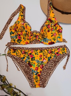 Bikini de aros amarillo, África